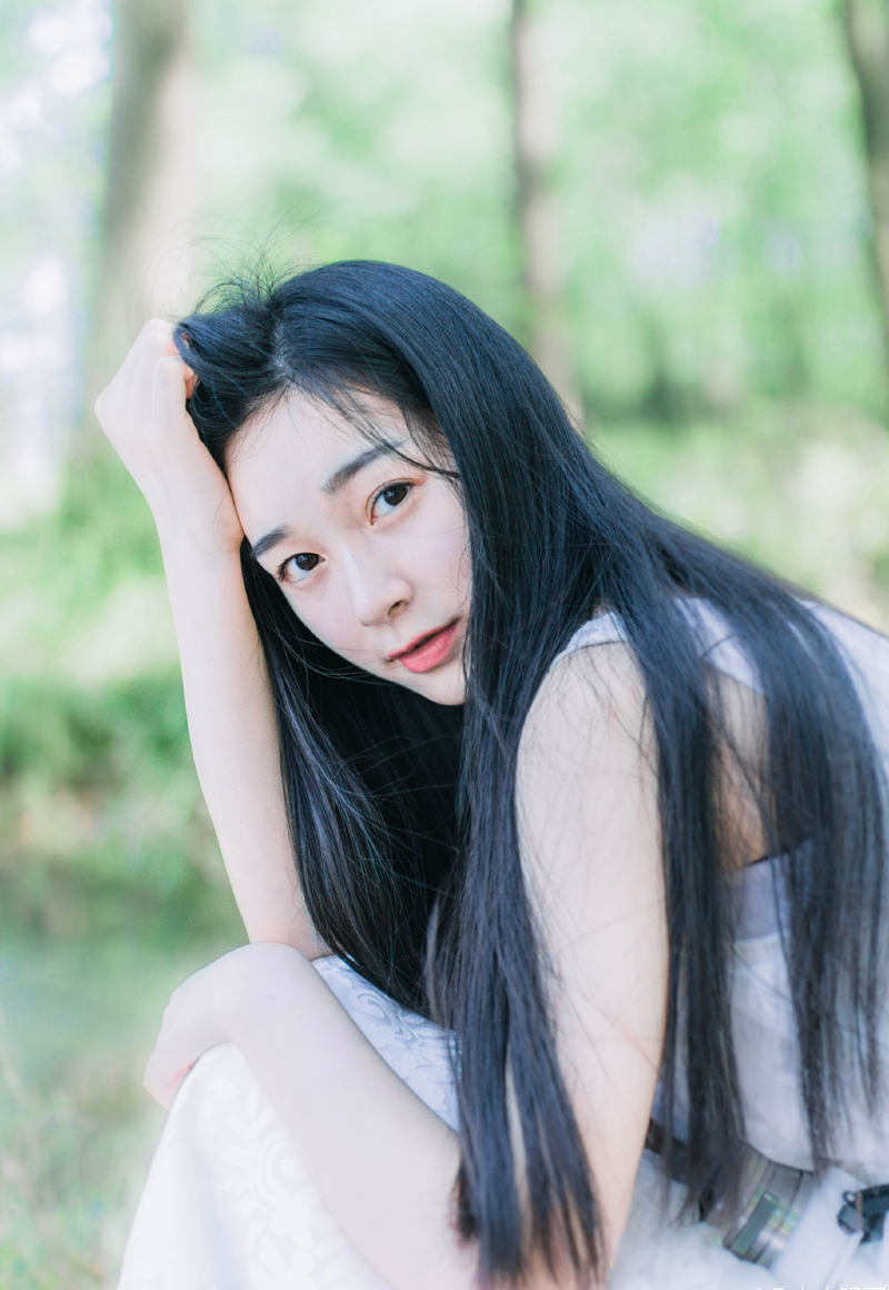 刘璋真的蠢吗？不蠢，否则刘焉五个儿子，怎么算也轮不到最小的刘璋来接受益州，实际上，说起来也是被世家逼的，孟达成为刘璋的心腹之后，曾经查阅过往年的账册，益州天府之国，几乎年年风调雨顺，但从刘璋接掌益州开始，每年的税收不增反降，甚至到建安十一年开始，每年的税收甚至不够发放军饷。